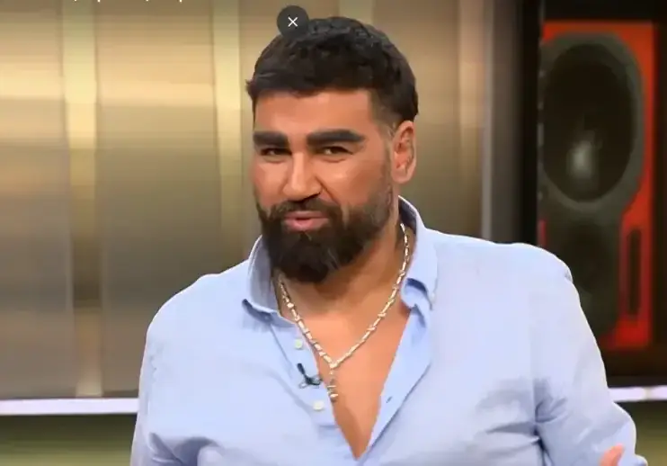 Азис се облече от втора употреба