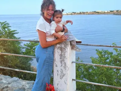 Баба Белослава заведе внучката на море