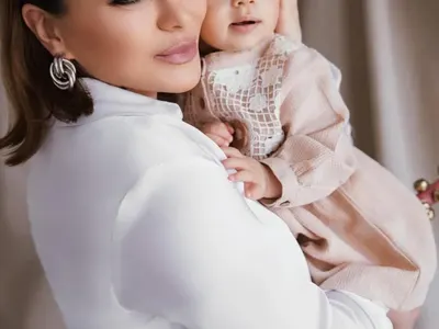 Баба та дрънка! Вижте звездните дами, които се топят по внучетата си (СНИМКИ)