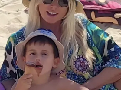 Баба та дрънка! Вижте звездните дами, които се топят по внучетата си (СНИМКИ)