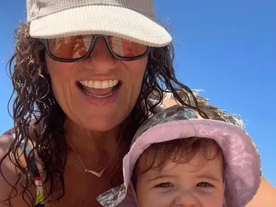 Баба та дрънка! Вижте звездните дами, които се топят по внучетата си (СНИМКИ)