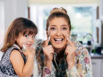 Баба та дрънка! Вижте звездните дами, които се топят по внучетата си (СНИМКИ)