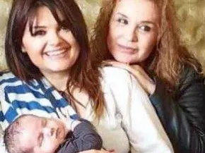 Баба та дрънка! Вижте звездните дами, които се топят по внучетата си (СНИМКИ)