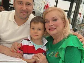 Баба та дрънка! Вижте звездните дами, които се топят по внучетата си (СНИМКИ)