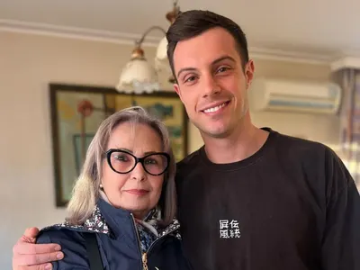 "Филип Буков влюбен в студентка по архитектура, баба му не одобрява!"