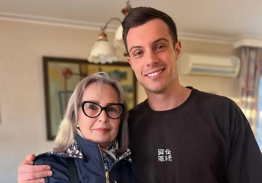 "Филип Буков влюбен в студентка по архитектура, баба му не одобрява!"