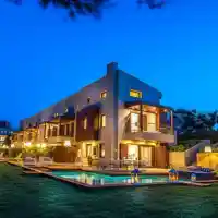 БЕЗОБРАЗЕН ЛУКС! Румен Радев и жена му се препичат в Гърция за €800 на нощ (Папарашки снимки)