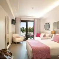 БЕЗОБРАЗЕН ЛУКС! Румен Радев и жена му се препичат в Гърция за €800 на нощ (Папарашки снимки)