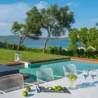 БЕЗОБРАЗЕН ЛУКС! Румен Радев и жена му се препичат в Гърция за €800 на нощ (Папарашки снимки)