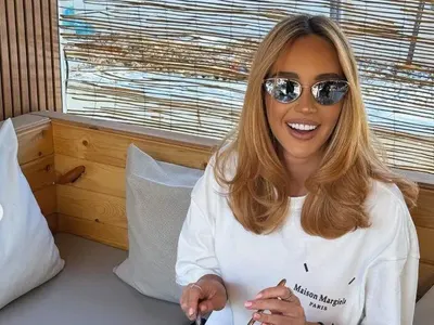 Биляниш пак събра погледите с изрязан бански! (ФОТО)