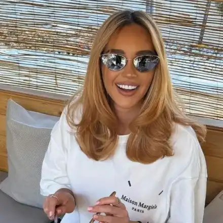 Биляниш пак събра погледите с изрязан бански! (ФОТО)