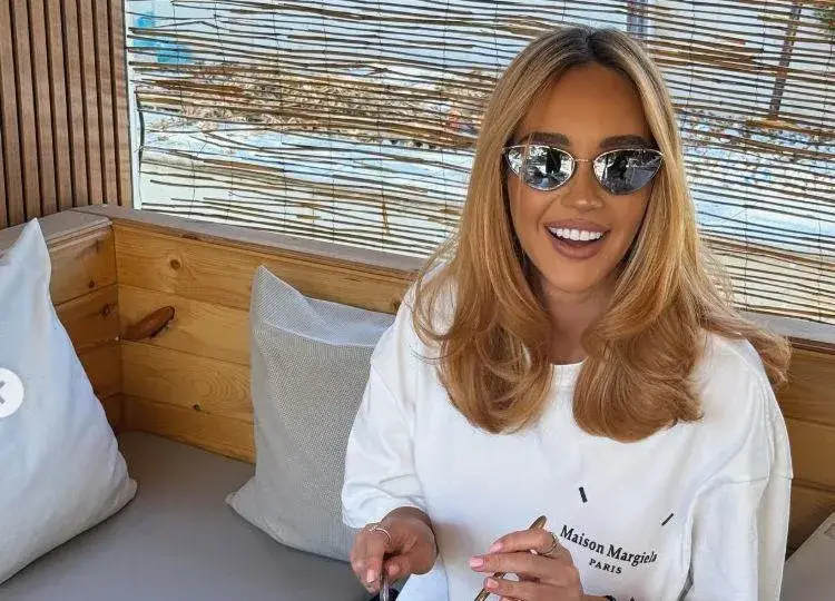 Биляниш пак събра погледите с изрязан бански! (ФОТО)