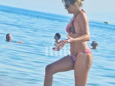 Бившата на президента засенчи жена му с тяло по бански (СНИМКИ на двете първи дами)