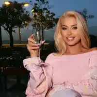 Цвети Янева празнува 17 години на сцената