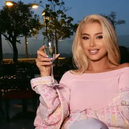 Цвети Янева празнува 17 години на сцената