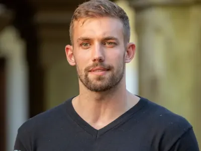 ДЕБИЛЕН ЛИ Е?! Виктор Русинов: След „Ергенът“ хората ме възприемаха като Исус Христос! (виж какво изпляска и за мацките)