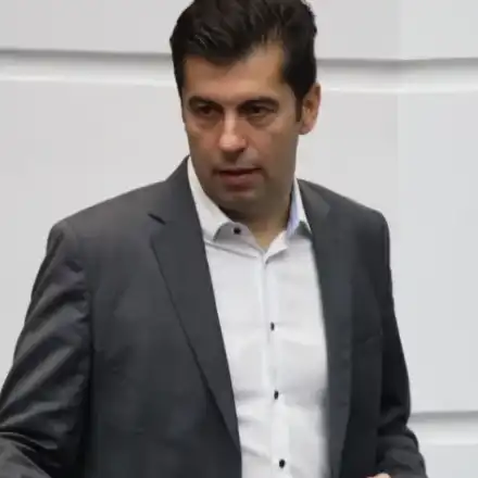 Десните вдигнали купон след оставката на Киро