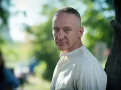 Деян Донков "лови" с огледало Анна Кошко