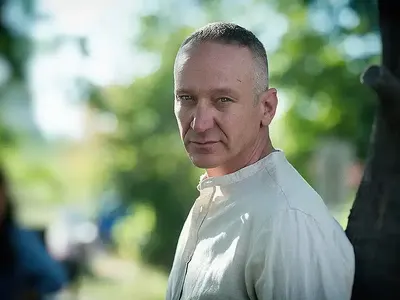 Деян Донков "лови" с огледало Анна Кошко