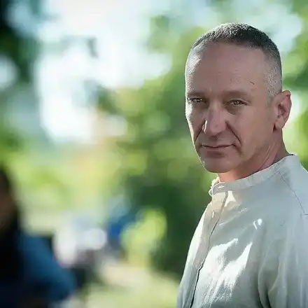 Деян Донков "лови" с огледало Анна Кошко