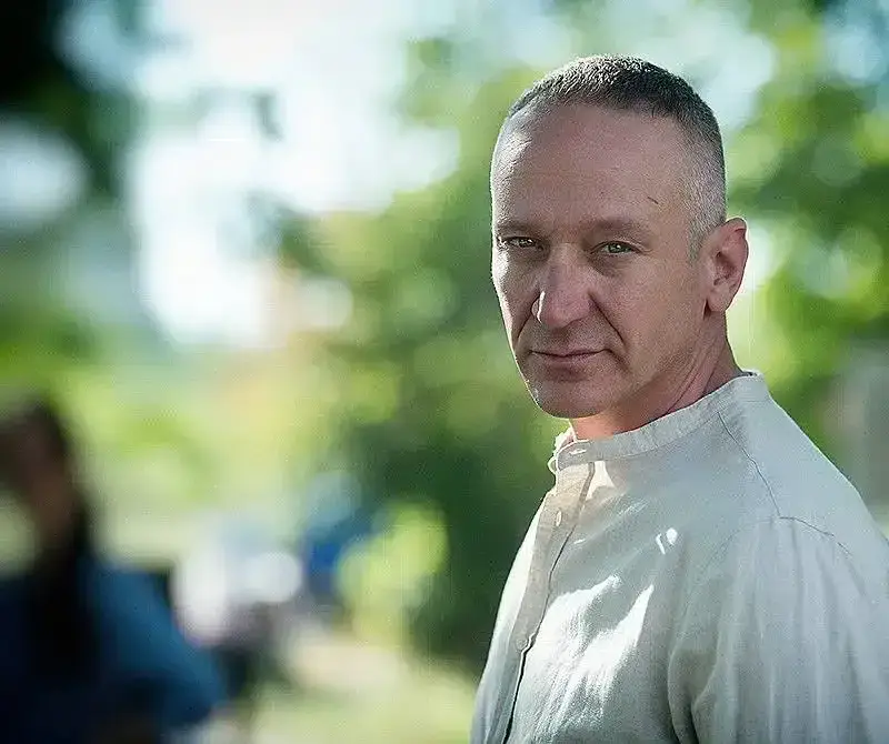 Деян Донков "лови" с огледало Анна Кошко