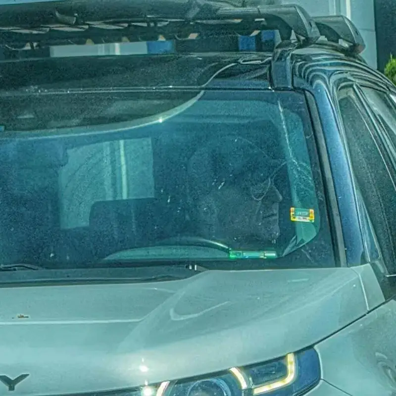 Деян Донков вози новото гадже в кола за 100 бона (Папарашки снимки)