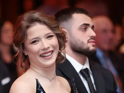 Докато Маги страда и пише тъжни постове в мрежата: Карлос Насар ухилен до уши в басейн и пет пари не дава! (ето с кого е - СНИМКИ)