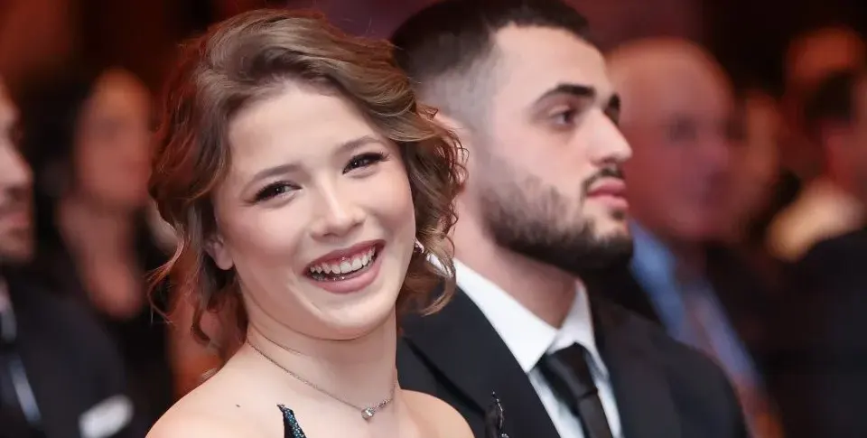 Докато Маги страда и пише тъжни постове в мрежата: Карлос Насар ухилен до уши в басейн и пет пари не дава! (ето с кого е - СНИМКИ)