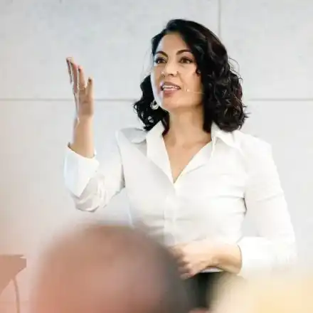 Дори и чалгарките й завидяха: Деси Стоянова прибира над 50 бона от говорене (Виж още)