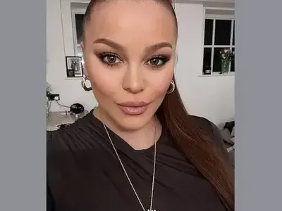 Дядо плюе фъстък в устата на Деси Слава