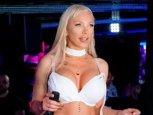 Емануела с жестоки белези по ц*ц*те (ФОТО)