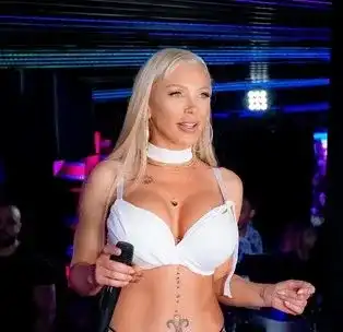 Емануела с жестоки белези по ц*ц*те (ФОТО)