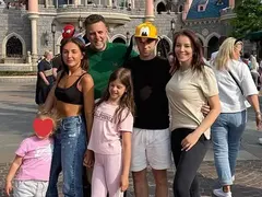 Емилия с фамилията в Дисниленд! (СНИМКИ)