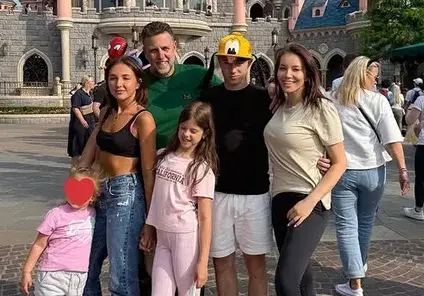 Емилия с фамилията в Дисниленд! (СНИМКИ)