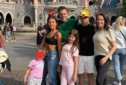 Емилия с фамилията в Дисниленд! (СНИМКИ)