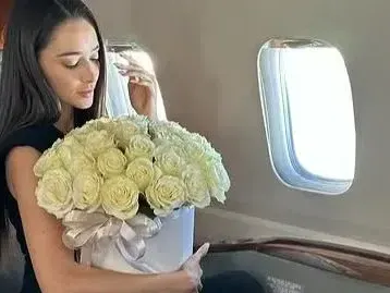 Ергенката Валерия лети с частен самолет до Австрия