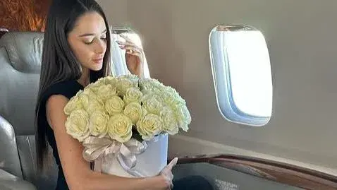 Ергенката Валерия лети с частен самолет до Австрия