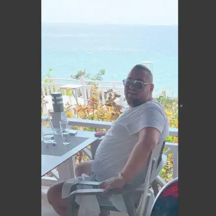 Фалшиви ли са снимките на Гущеров от лукса в Гърция? Вижте как го хванахме!