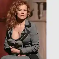 Фризьорки рошат Аня Пенчева, търсят лифтинг