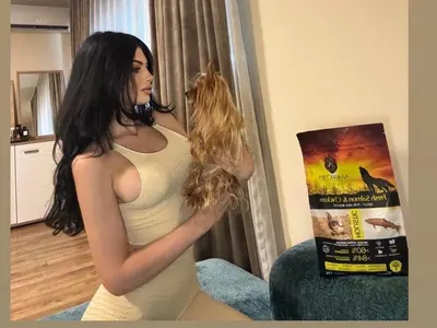 Гаф или трик? Изскочиха силиконите на Мис България, докато рекламира кучешка храна