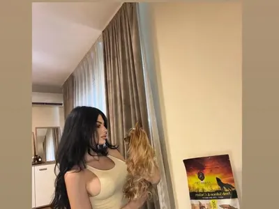 Гаф или трик? Изскочиха силиконите на Мис България, докато рекламира кучешка храна