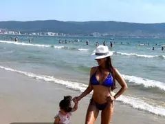 Глория с майка, дъщеря и внучка на море