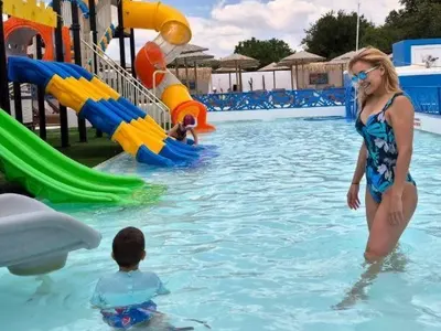 Гореща бомба в аквапарка! Николета Маданска по бански показа тяло за милиони