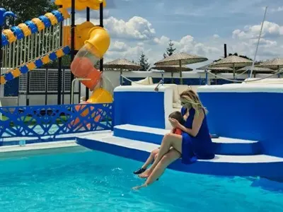 Гореща бомба в аквапарка! Николета Маданска по бански показа тяло за милиони