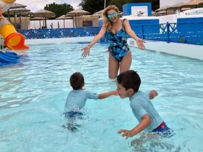 Гореща бомба в аквапарка! Николета Маданска по бански показа тяло за милиони