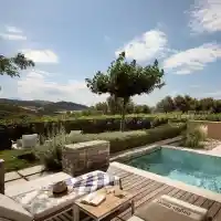 Гущеров си хвана БЯСНА мадама! Гушкат се във вила на Халкидики за 2 бона на нощ (СНИМКИ)