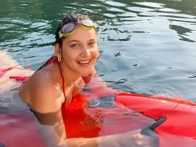 Гюлсим Али тресе тлъстинки по бански