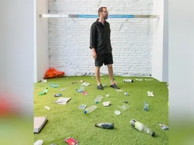 Инсталация от боклуци цъфна в бутика на Лили