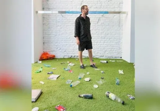 Инсталация от боклуци цъфна в бутика на Лили