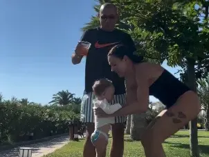 Ивет Лалова учи бебето на танци